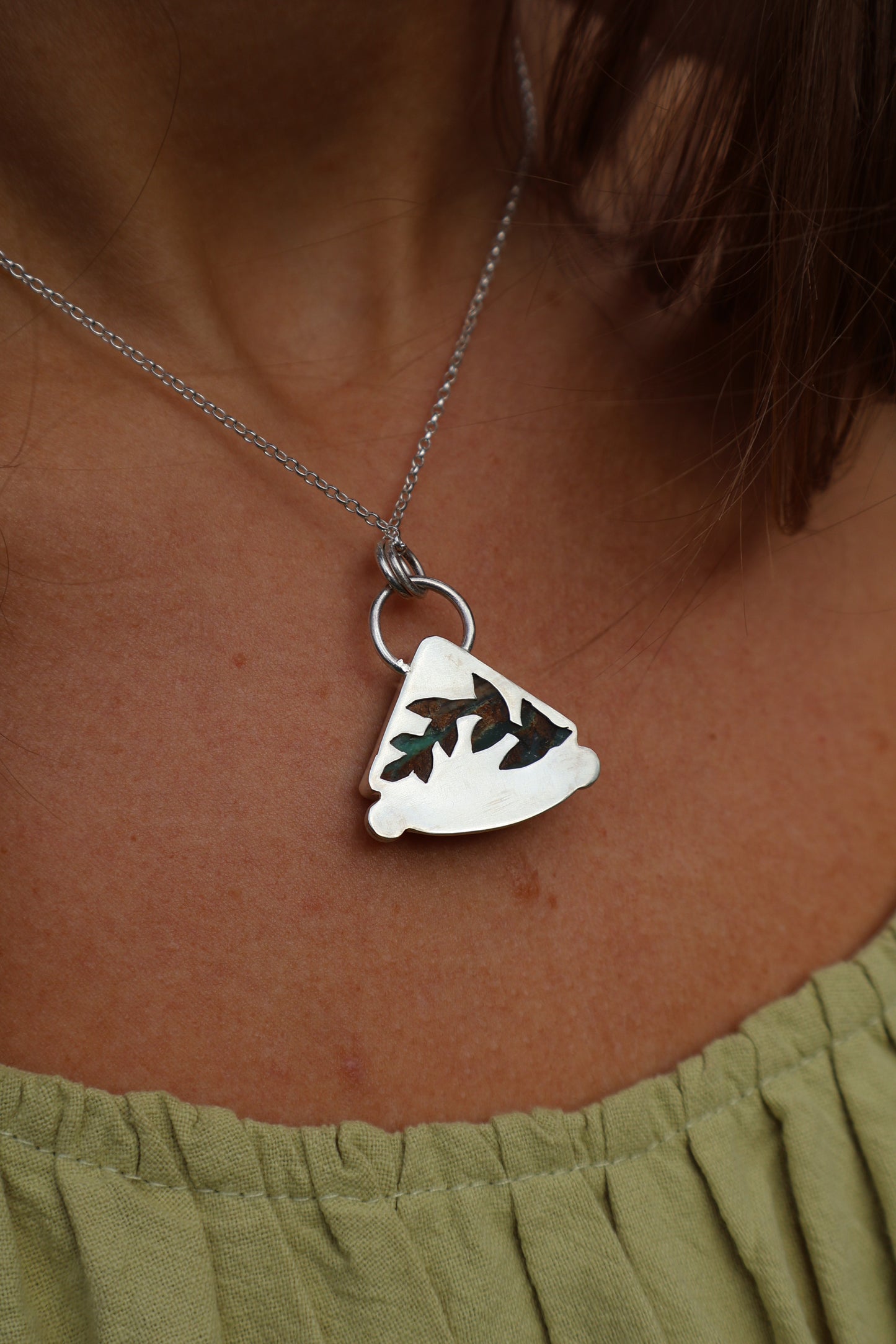 earthy sterling silver detailed leaf pendant