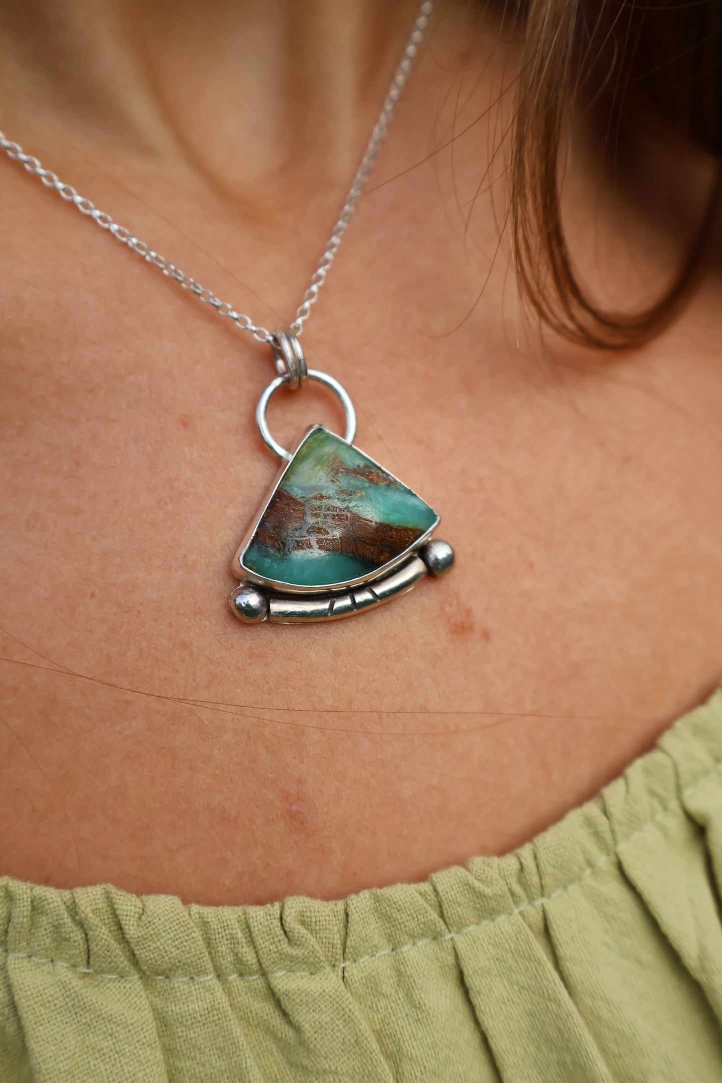 earthy sterling silver detailed leaf pendant