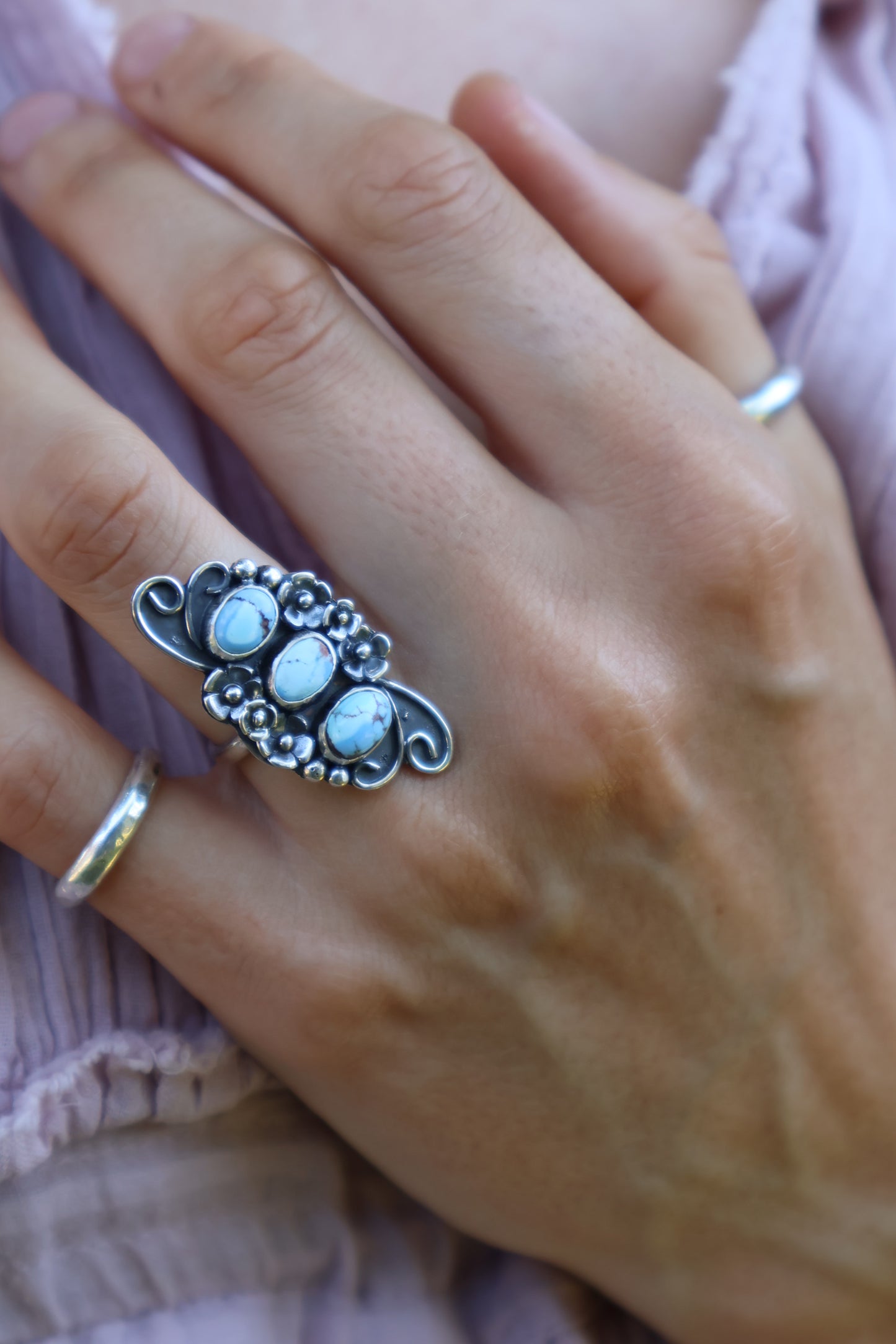 three stone detailed blue flower sterling silver ring size M