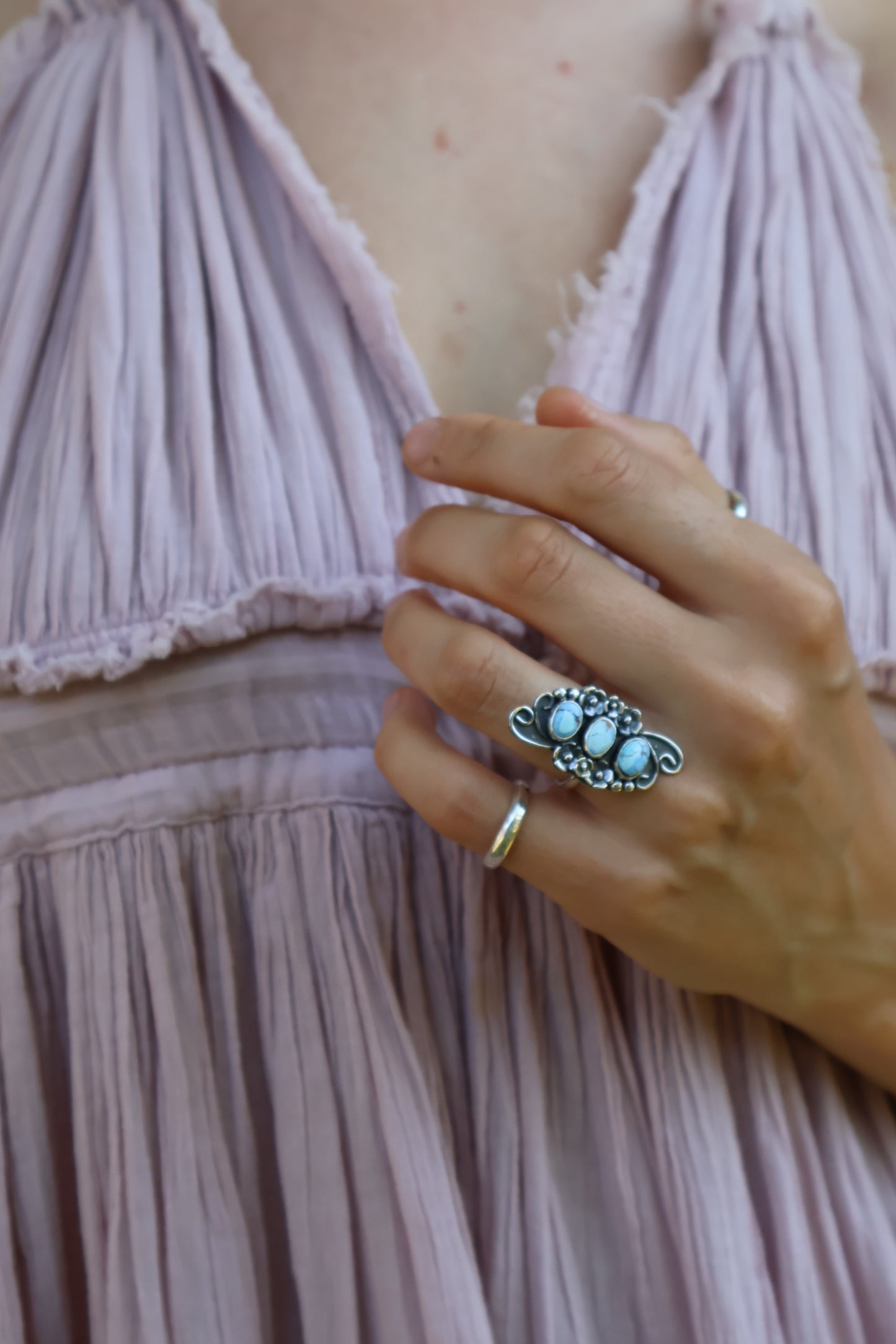 three stone detailed blue flower sterling silver ring size M