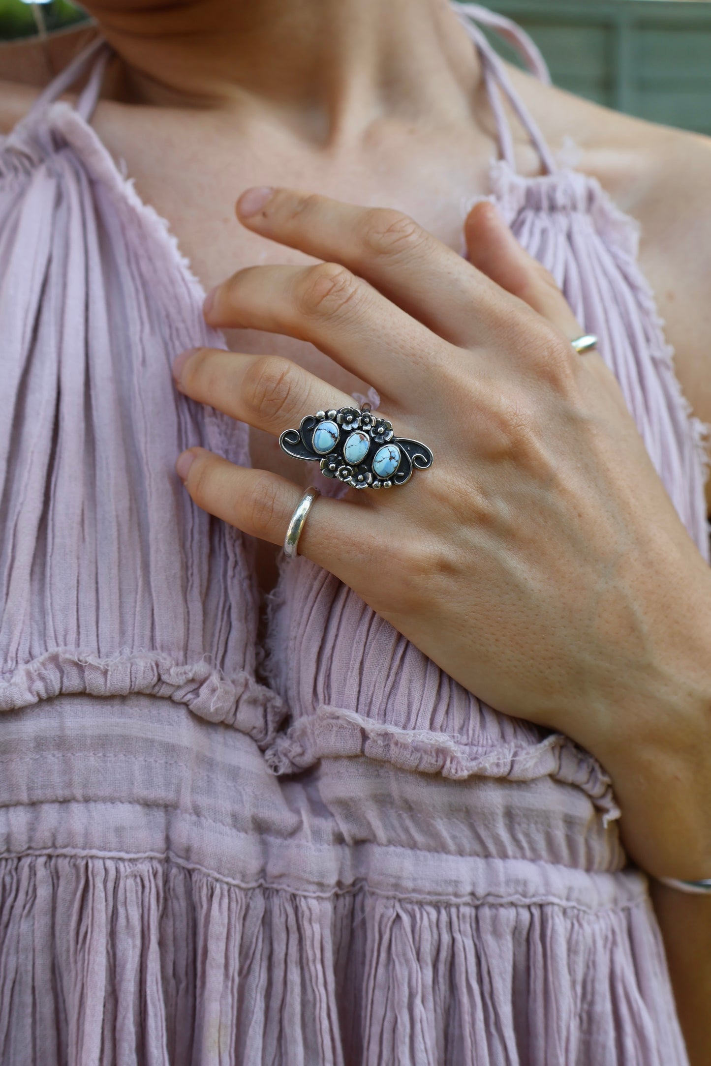 three stone detailed blue flower sterling silver ring size M