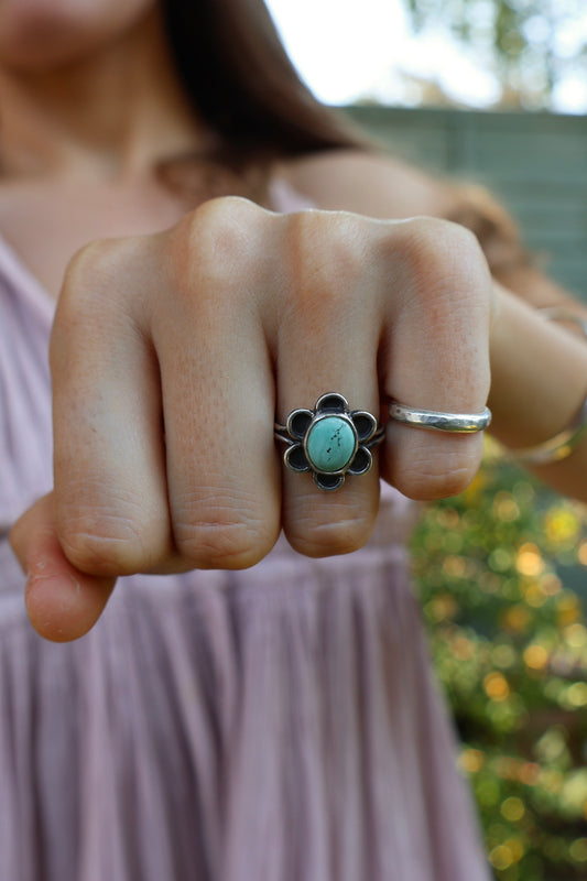 small flower power sterling silver blue ring size M