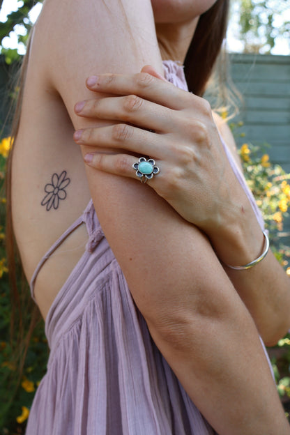 small flower power sterling silver blue ring size J 1/2