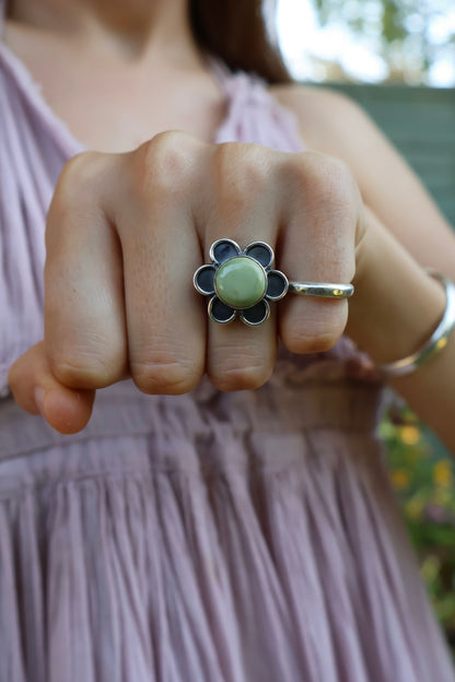 green flower power sterling silver ring size k 1/2