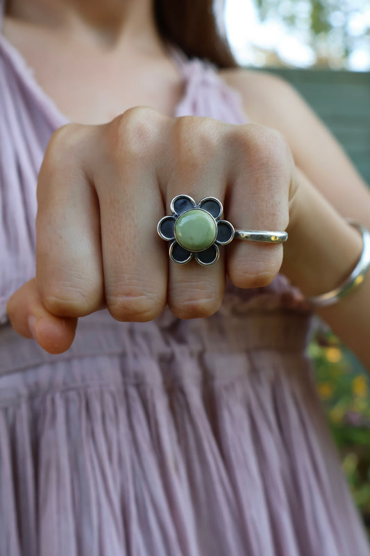 green flower power sterling silver ring size k 1/2
