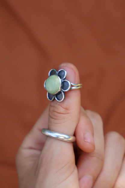green flower power sterling silver ring size k 1/2